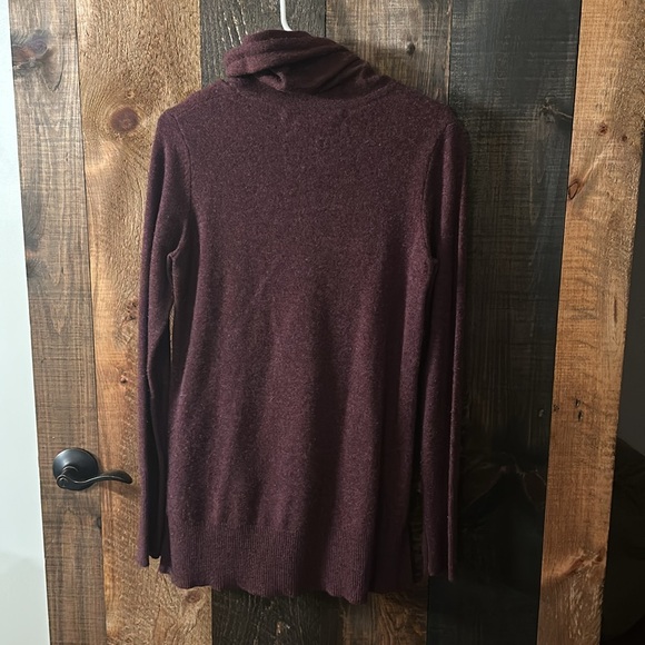 Cashmere sweater with thumb holes - Picture 2 of 10